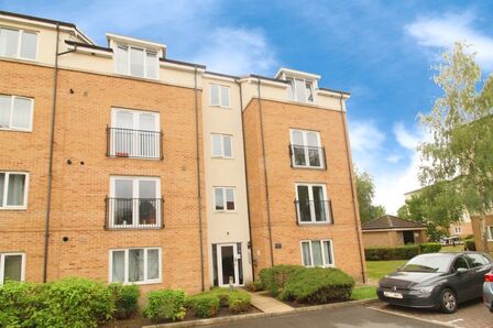 Cedar Drive, 2 bedroom  Flat to rent, £850 pcm