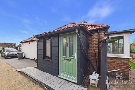 Kennerleigh Avenue, 3 bedroom Semi Detached Bungalow to rent, &pound;1,350 pcm