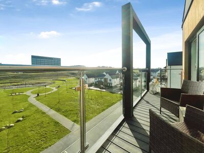 Barrington Way, 2 bedroom Flat to rent, &pound;1,300 pcm