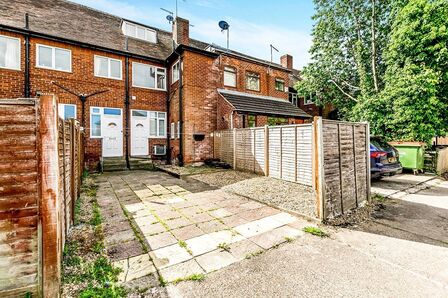 Pendas Way, 3 bedroom Flat to rent, &pound;875 pcm