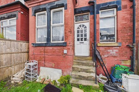 2 bedroom Mid Terrace House for sale