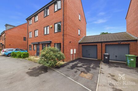 Magnolia Road, 4 bedroom Semi Detached House to rent, &pound;1,550 pcm