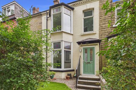 Sycamore Avenue, 4 bedroom Mid Terrace House to rent, &pound;1,500 pcm