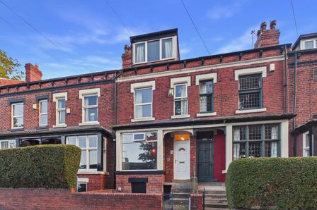 4 bedroom Mid Terrace House for sale