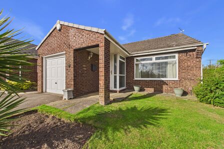 Farnham Croft, 2 bedroom Detached Bungalow for sale, &pound;310,000