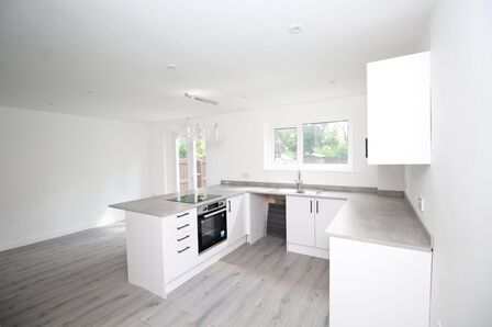 3 bedroom Mid Terrace House to rent