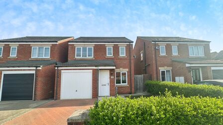 Sandringham Way, 3 bedroom Detached House to rent, £1,100 pcm