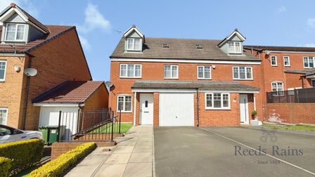 4 bedroom Semi Detached House for sale