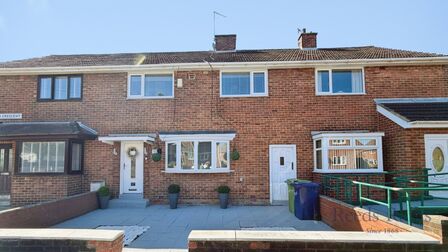 3 bedroom Mid Terrace House for sale