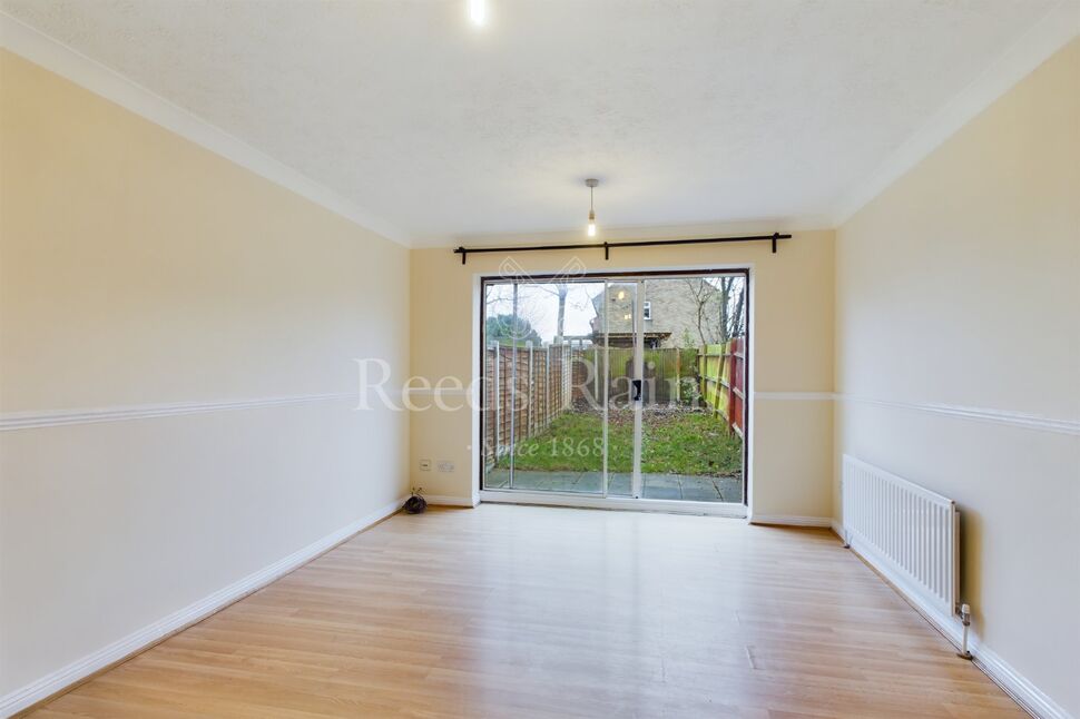 2 bedroom Mid Terrace House to rent, Snipe Close, Erith, DA8 £1,500 pcm