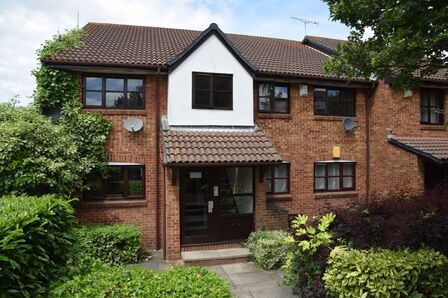 Griffin Walk, 2 bedroom Flat to rent, &pound;1,600 pcm