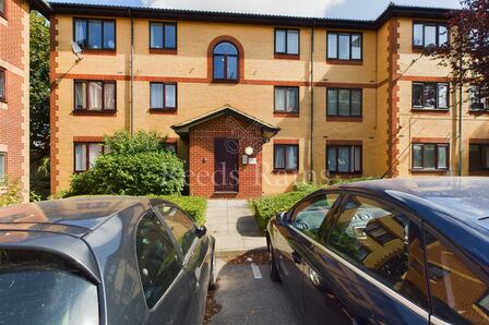 Churchill Close, 1 bedroom Flat to rent, &pound;1,100 pcm