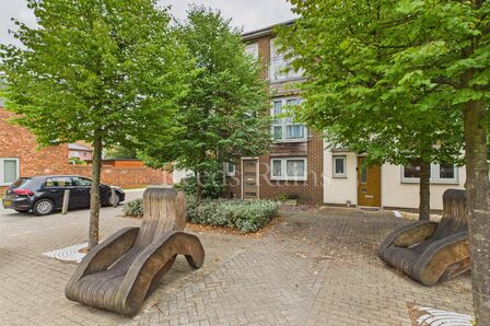 3 bedroom Mid Terrace House to rent