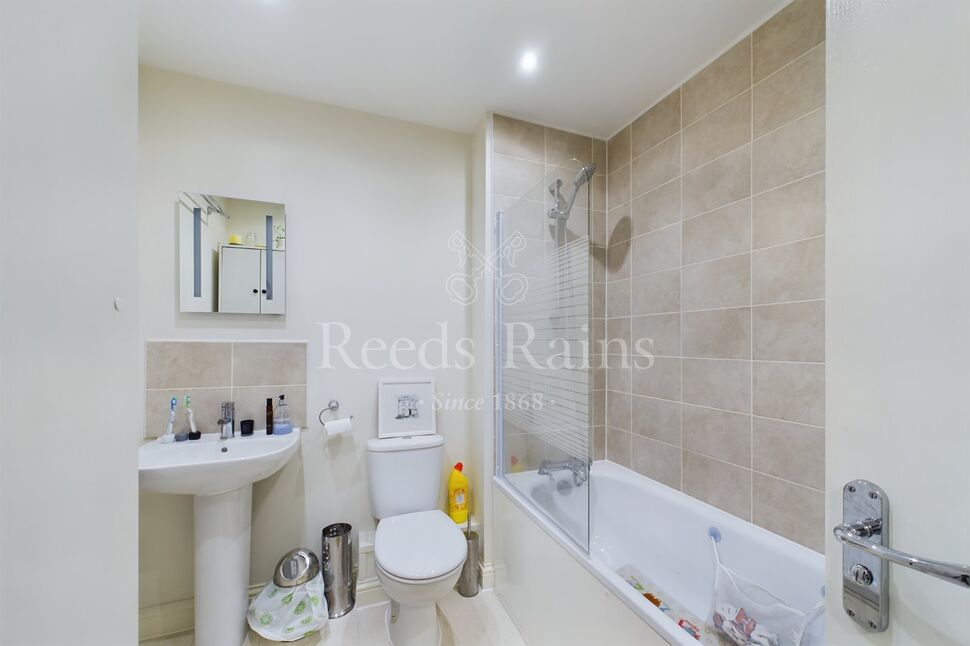 4 bedroom Semi Detached House for sale, Clearwater Lane, Dartford, DA1