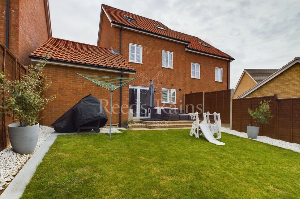 4 bedroom Semi Detached House for sale, Clearwater Lane, Dartford, DA1