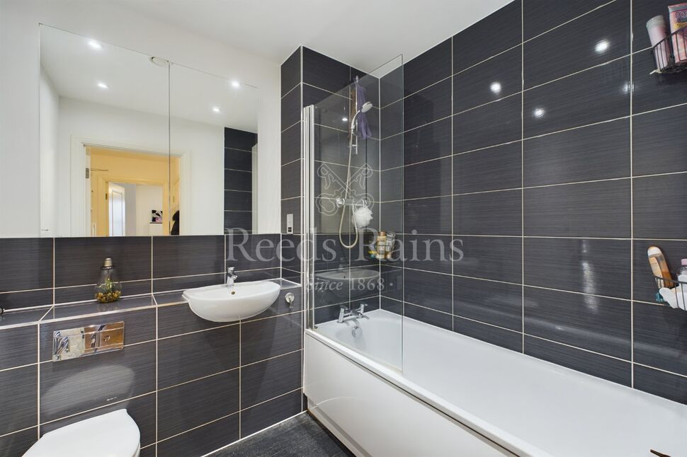 1 bedroom Flat for sale, Riverside Wharf, Dartford, DA1 £240,000