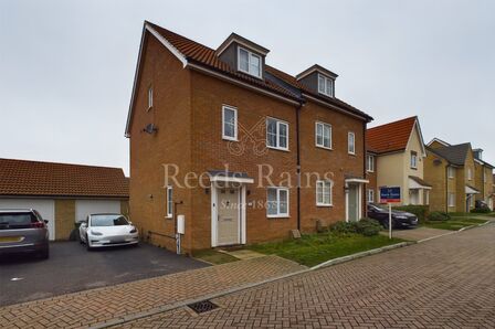 Clearwater Lane, 4 bedroom Semi Detached House for sale, £550,000