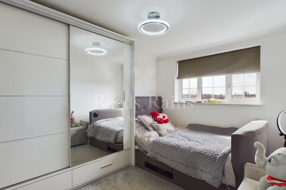 3 bedroom Semi Detached House for sale, Coombfield Drive, Dartford, DA2