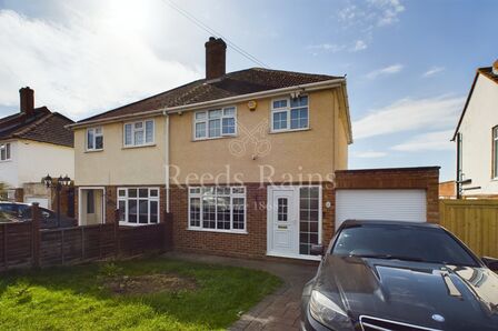 Coombfield Drive, 3 bedroom Semi Detached House for sale, £425,000
