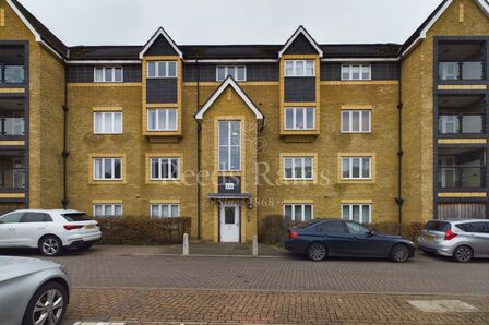Stone House Lane, 2 bedroom  Flat for sale, £325,000