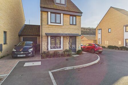 Castle Hill Drive, 3 bedroom Semi Detached House to rent, £2,400 pcm