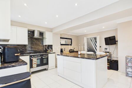 4 bedroom Mid Terrace House for sale