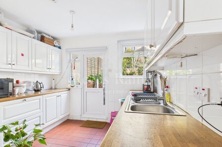 3 bedroom Mid Terrace House for sale