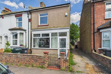 Nelson Road, 3 bedroom Mid Terrace House to rent, £1,900 pcm