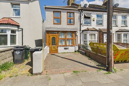 St. Vincents Road, 3 bedroom Semi Detached House to rent, £1,850 pcm