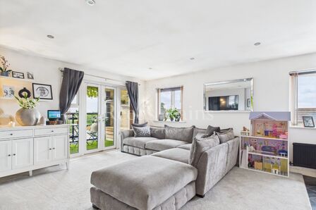 Stone House Lane, 2 bedroom  Flat for sale, £290,000