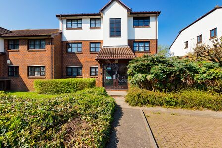 Bishops Court, 2 bedroom Flat for sale, &pound;230,000