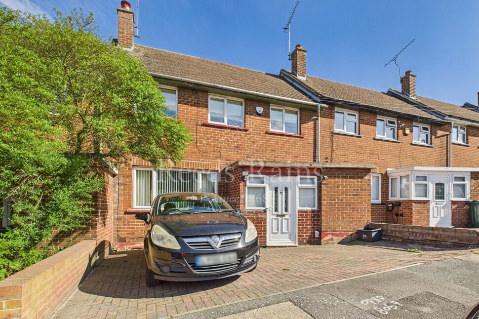 Main image of 2 bedroom Mid Terrace House for sale, Shaftesbury Lane, Dartford, Kent, DA1