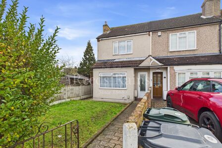 Bath Road, 2 bedroom Mid Terrace House to rent, &pound;1,725 pcm