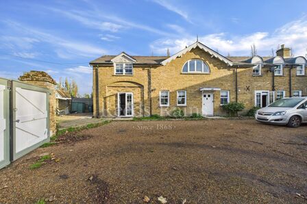 3 bedroom Detached House to rent