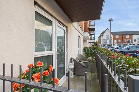 Alcock Crescent, 1 bedroom Flat for sale, &pound;220,000