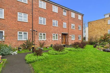 Taylors Close, 2 bedroom Flat to rent, &pound;1,650 pcm