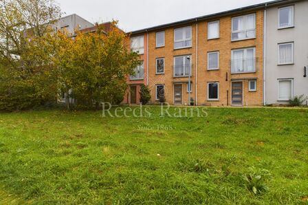 5 bedroom Mid Terrace House for sale