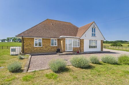 Betsham Road, 3 bedroom Detached Bungalow to rent, &pound;2,700 pcm