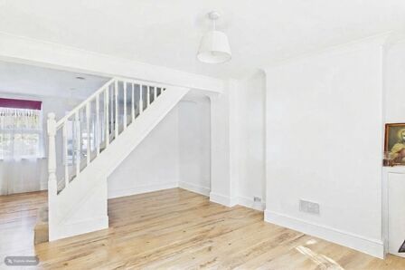 Hill House Road, 2 bedroom End Terrace House for sale, &pound;300,000
