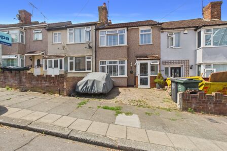 Winifred Road, 3 bedroom Mid Terrace House for sale, &pound;400,000