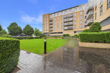 Little Brights Road, 2 bedroom Flat to rent, &pound;1,650 pcm