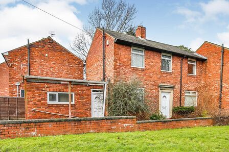 Churchill Avenue, 3 bedroom Mid Terrace House to rent, £1,300 pcm