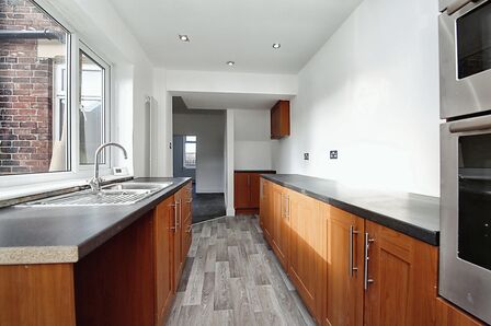 3 bedroom Mid Terrace House to rent