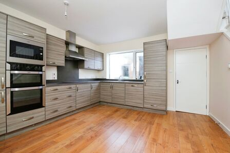 High Street, 3 bedroom End Terrace House for sale, £80,000
