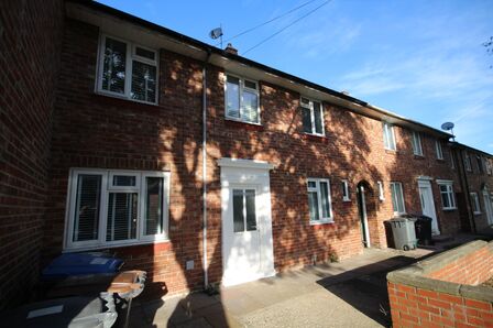 Churchill Avenue, 3 bedroom Mid Terrace House to rent, £1,100 pcm