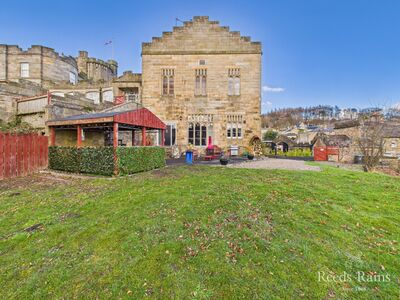 The Castle, 3 bedroom  Flat for sale, £250,000