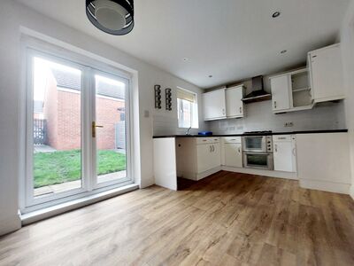 3 bedroom Mid Terrace House for sale