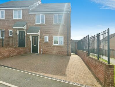 Kirkfields, 3 bedroom Semi Detached House to rent, £925 pcm