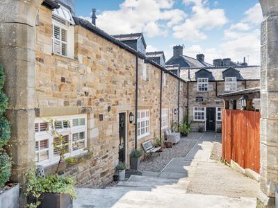 Castle Mews, 2 bedroom End Terrace House to rent, £875 pcm