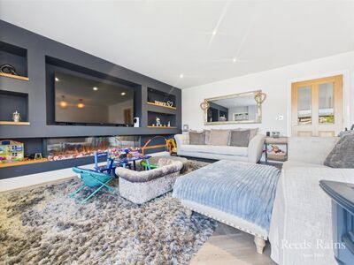 5 bedroom Link Detached Bungalow for sale